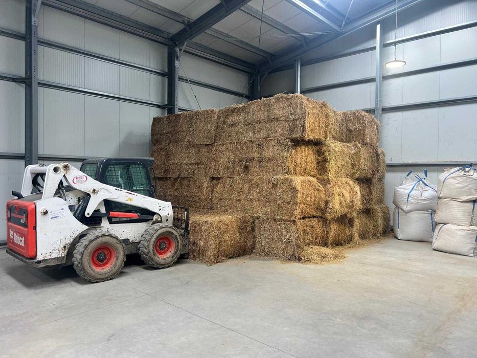 Peleți și baloți de lucernă.