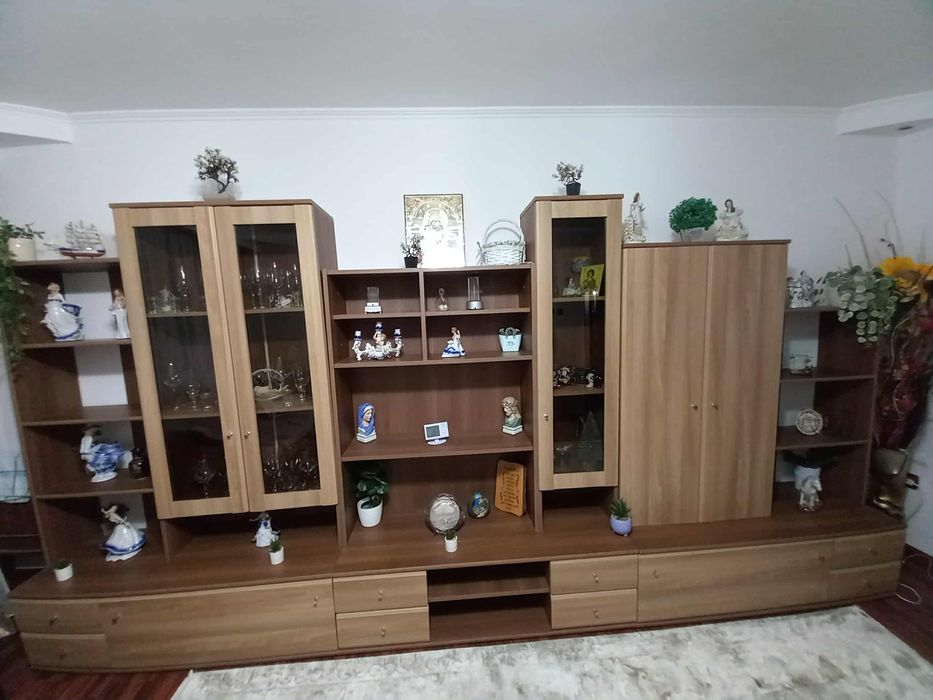 Vând mobilă de sufragerie