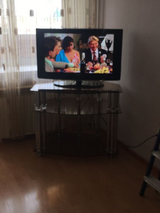 Полка стеклянная в хорошем состоянии