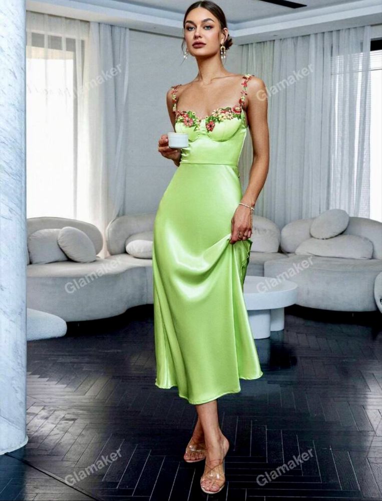 Rochie de culoare verde deschis si flori brodate in jurul bustului