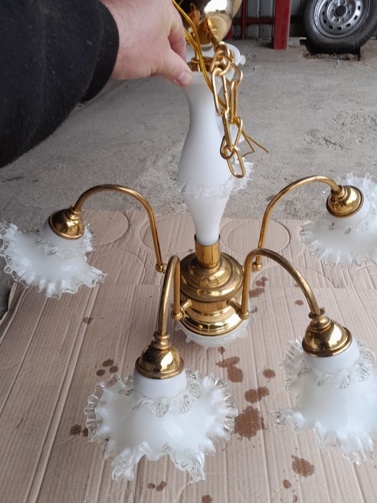 De vânzare un candelabru și o lustră