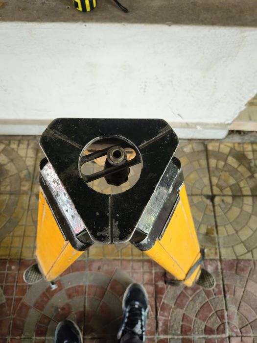 Тринога за нивелационен уред