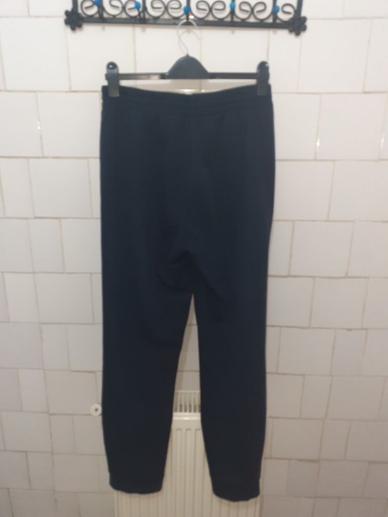 Pantaloni trenig marca adidas mărime L culoare albastru închis