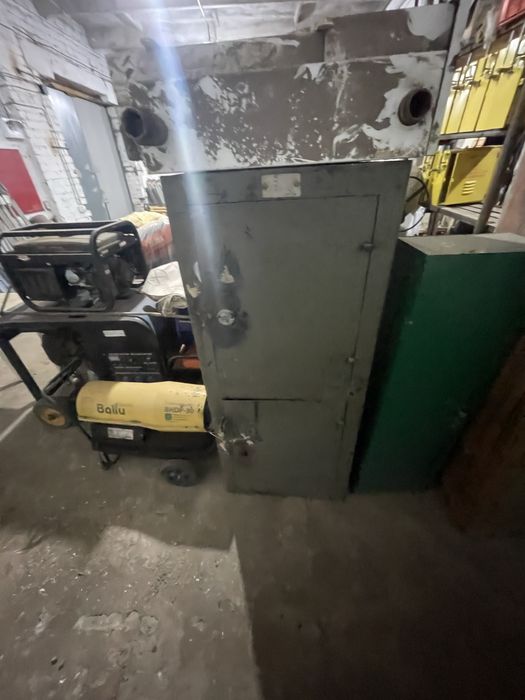 Продам сейф ,шкаф стеллаж и прочье