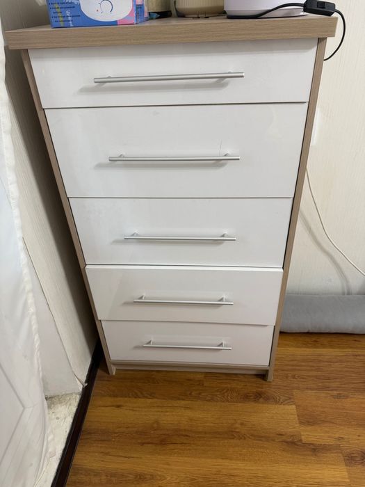 Комод с  пятью ящиками