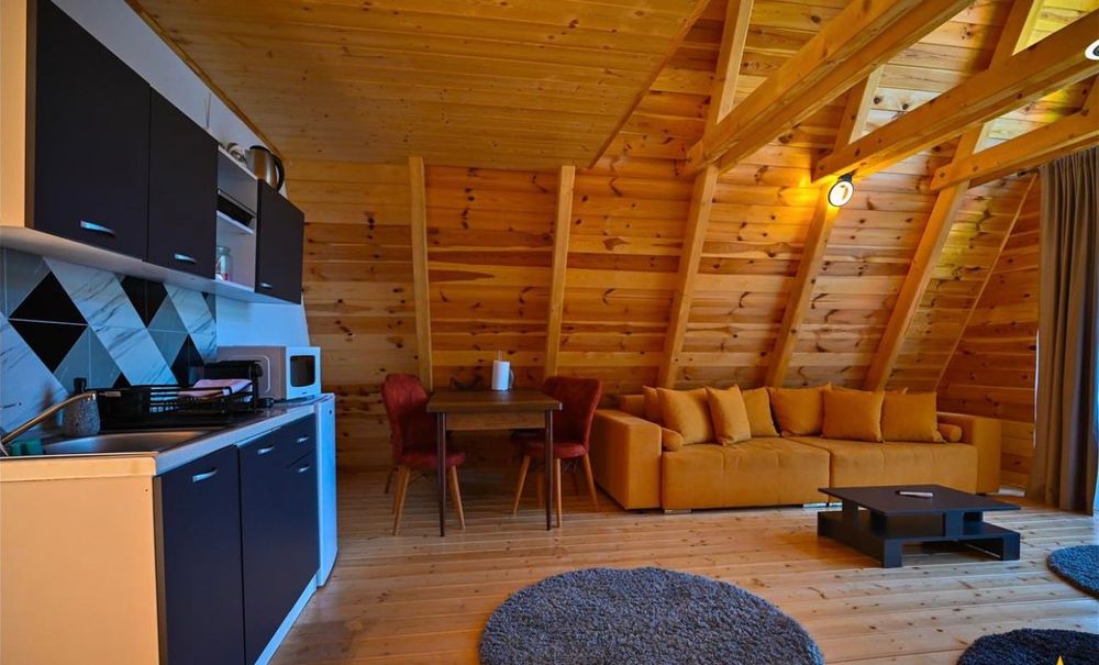 Ansamblu Case mobilate, echipate, 5.700mp teren, INVESTITIE, Brasov