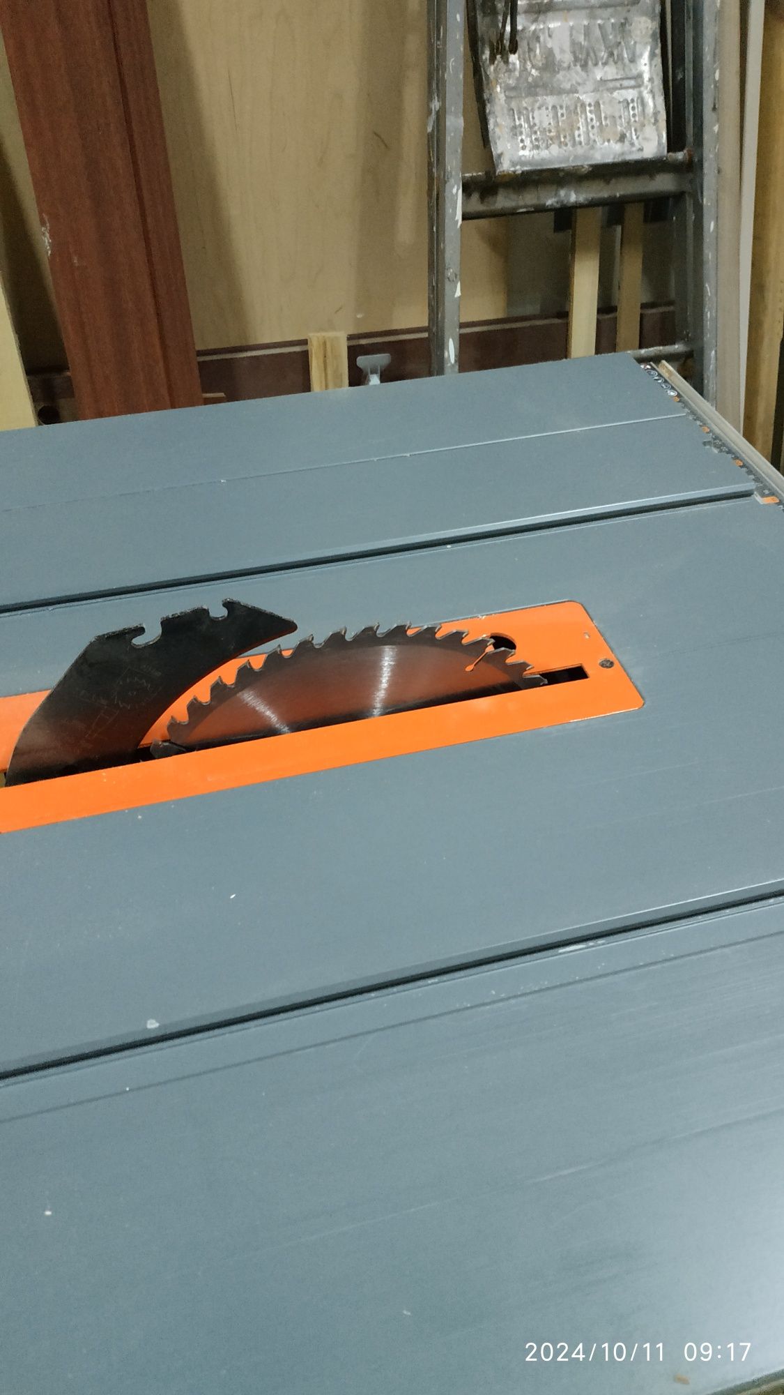 Настолен циркуляр Black & Decker BES720-QS