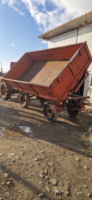 Remorca basculabila trilateral