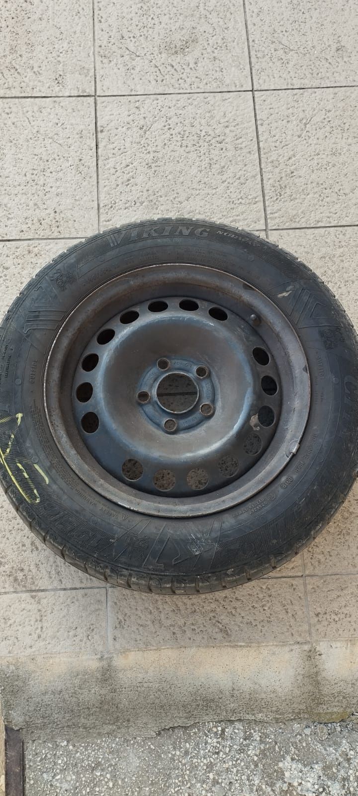 Vând anvelope cu jante
