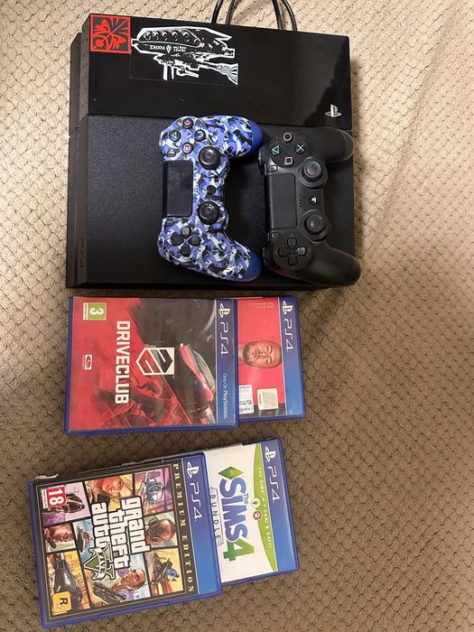 Vând PS4 cu 4 jocuri și 2 manete incluse