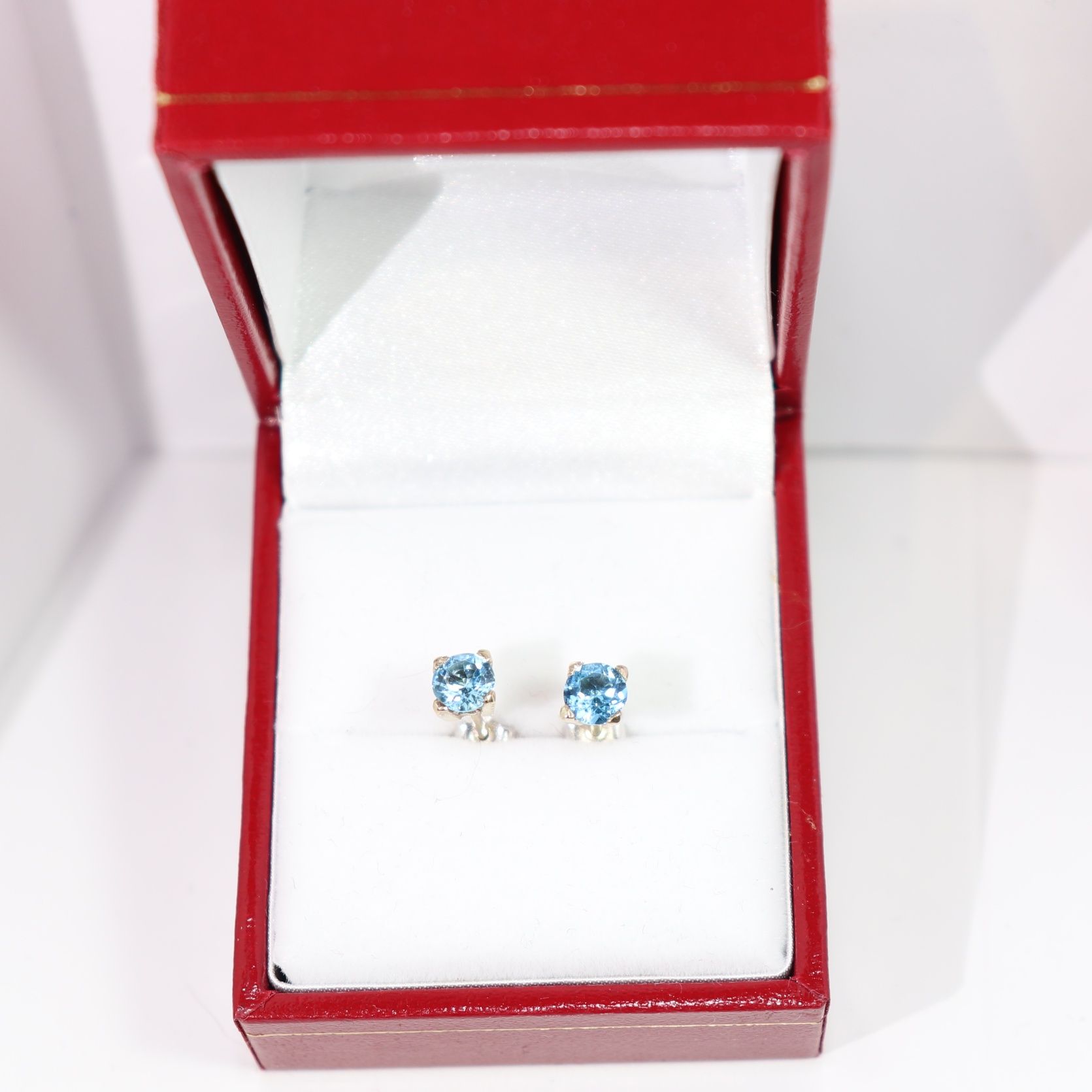 Cercei aur alb 14k stud punto luce cu Topaz Swiss blue natural