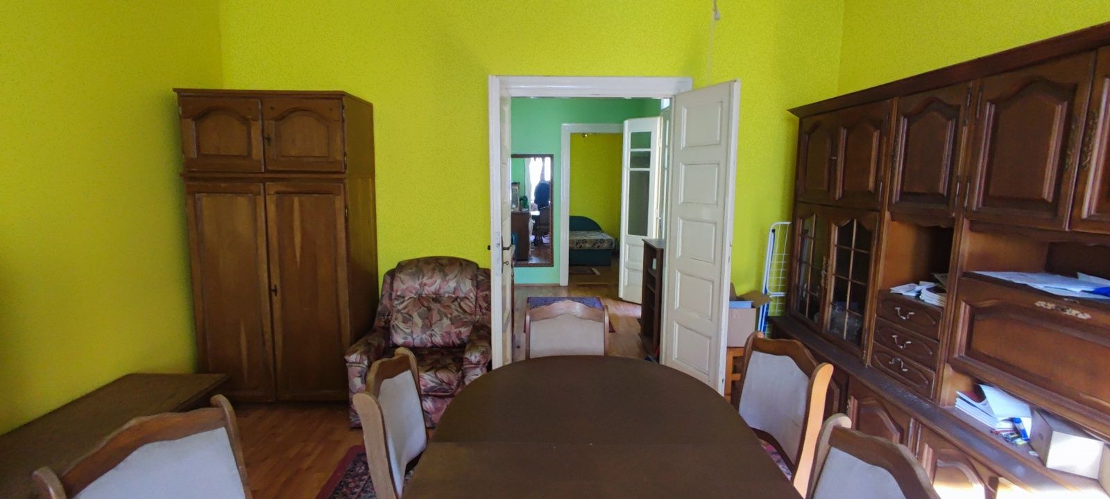 Vând doua case central