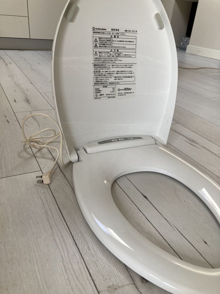 Тоалетна чиния подгряваща. Произведена в Корея.