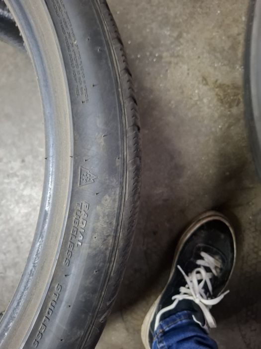 Vand 2 anvelope 295 35 23 hankook bune de iarna fără defecte dot 2022