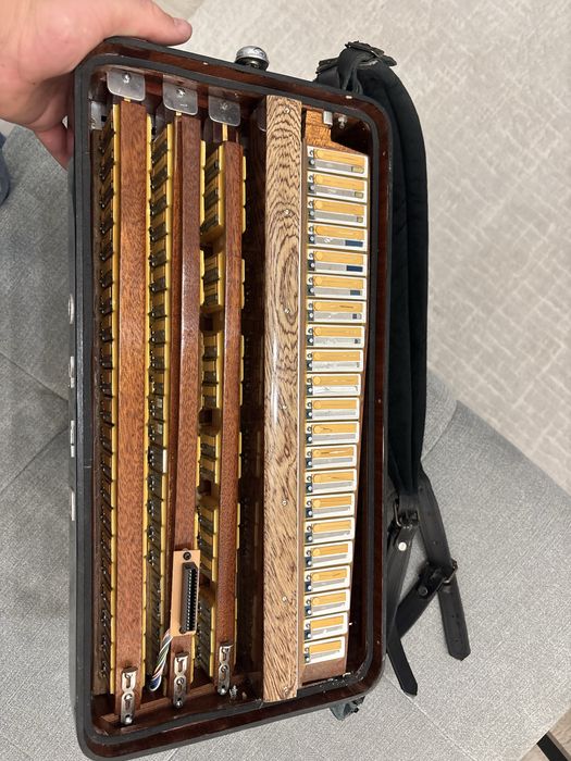 Acordeon Italian BARO cu 96 de basi cu cassotto 3+2