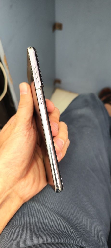 Samsung S21.   juda arzon