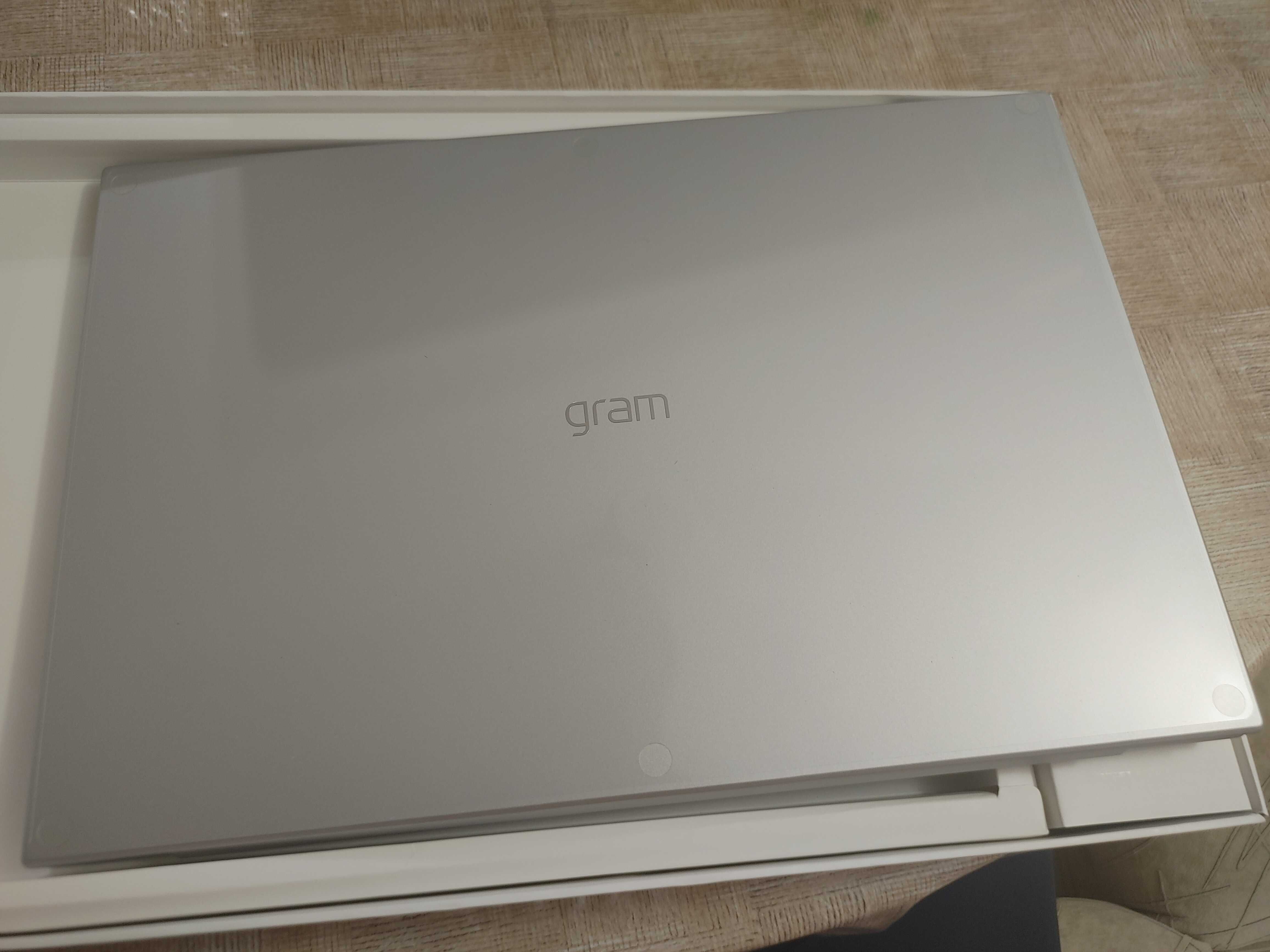 LG Gram 17 - чисто нов