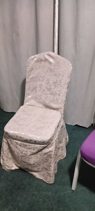 Стулья для банкета вместе с чехлами.