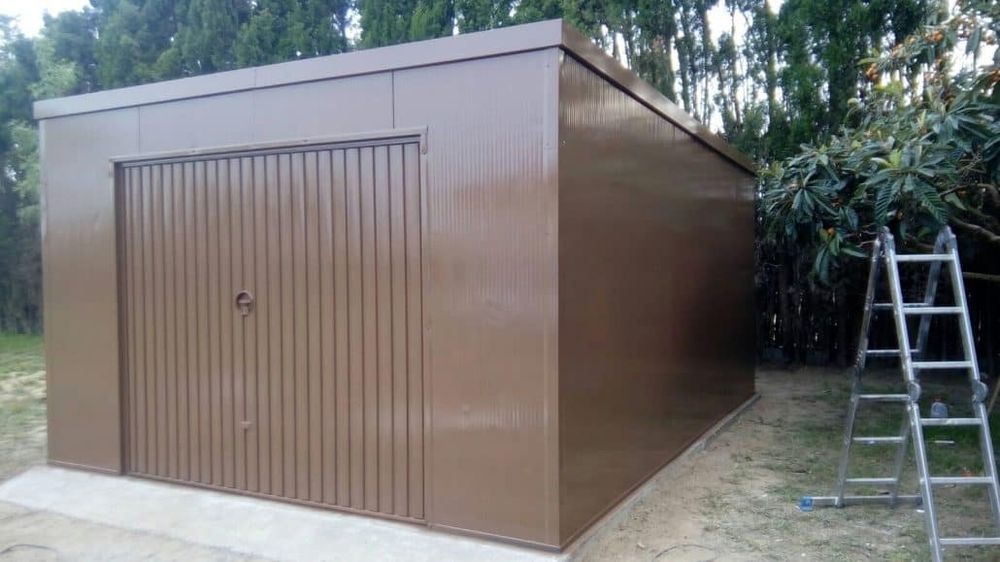 Garaje pe structura metalica invelite cu panouri sandwich