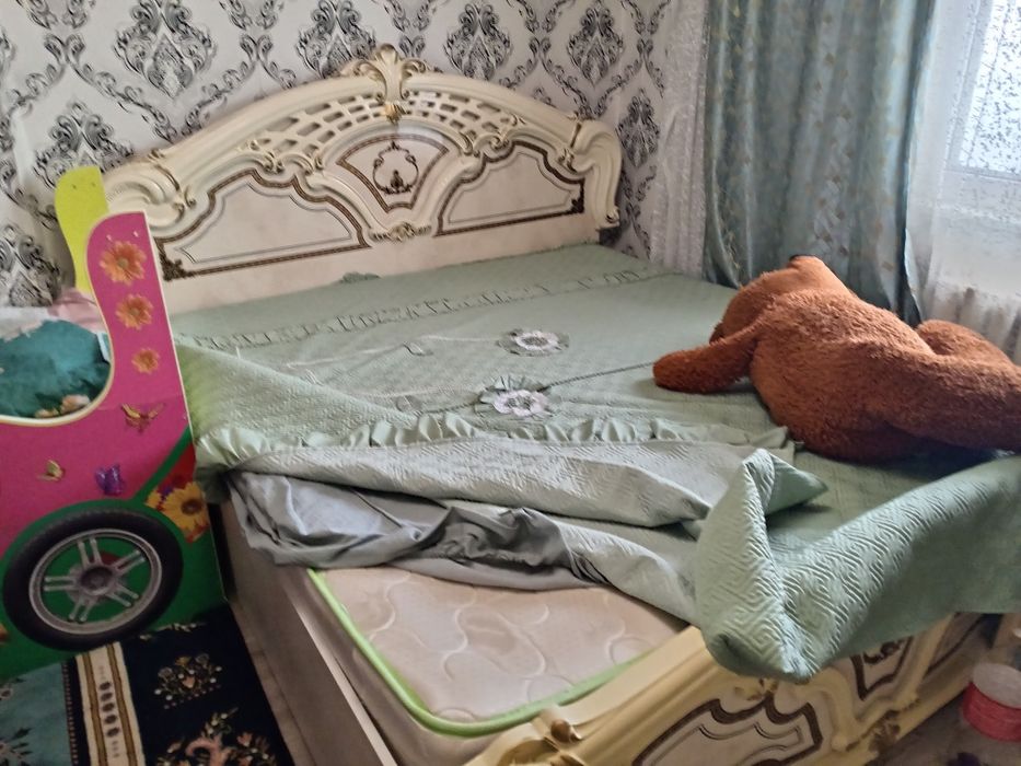 Срочно продам кровать с ортопедичес. Матрасом почти нов.