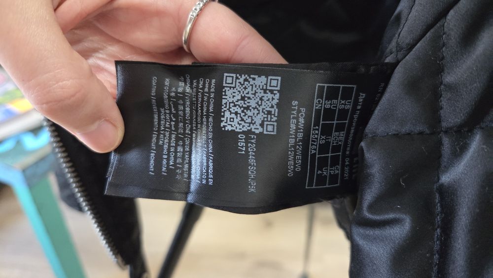 Geaca Guess marimea XS