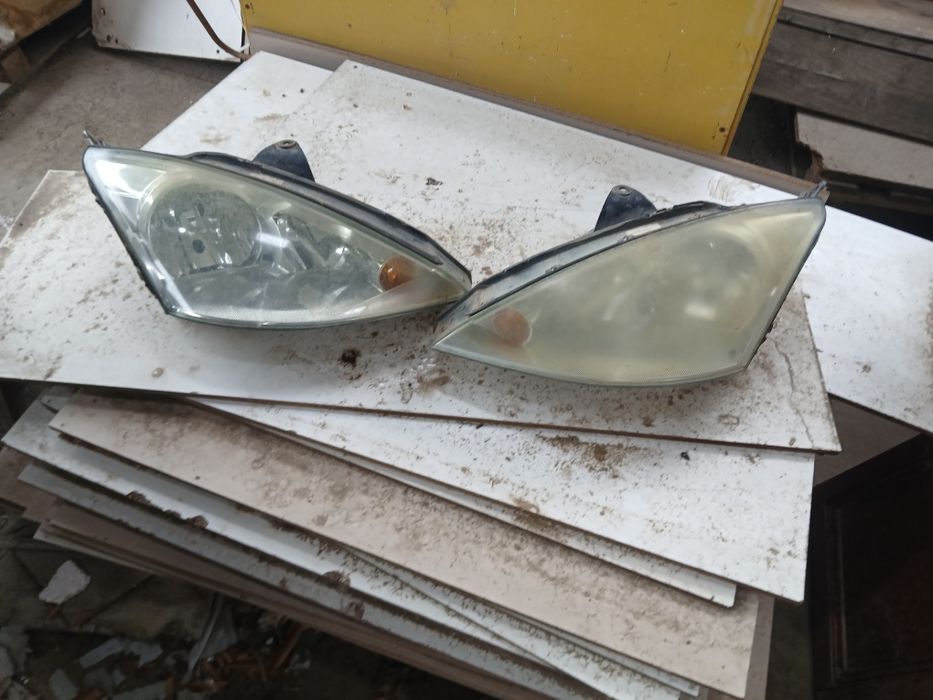 Vând faruri ford focus mk2