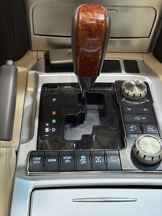 Toyota land cruiser 200
