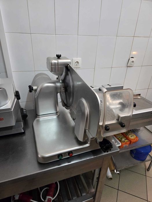 Cuptor, feliator,  razatoare mozzarela.