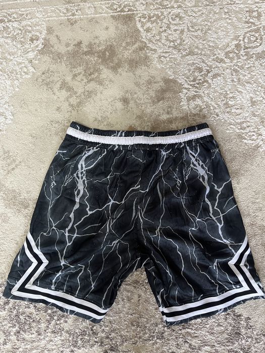 Pantaloni scurti jordan L si XL