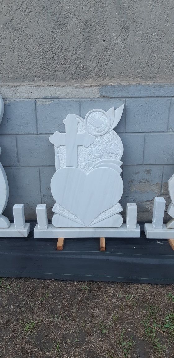 Cruci marmură,monumente funerare.