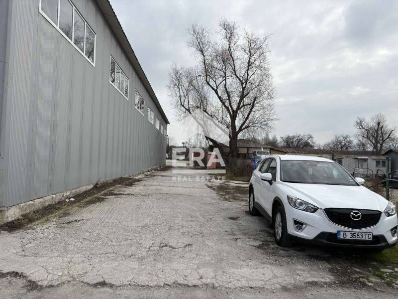 Метални халета под наем срещу хотел "Адамо" в Западна промишлена зона,