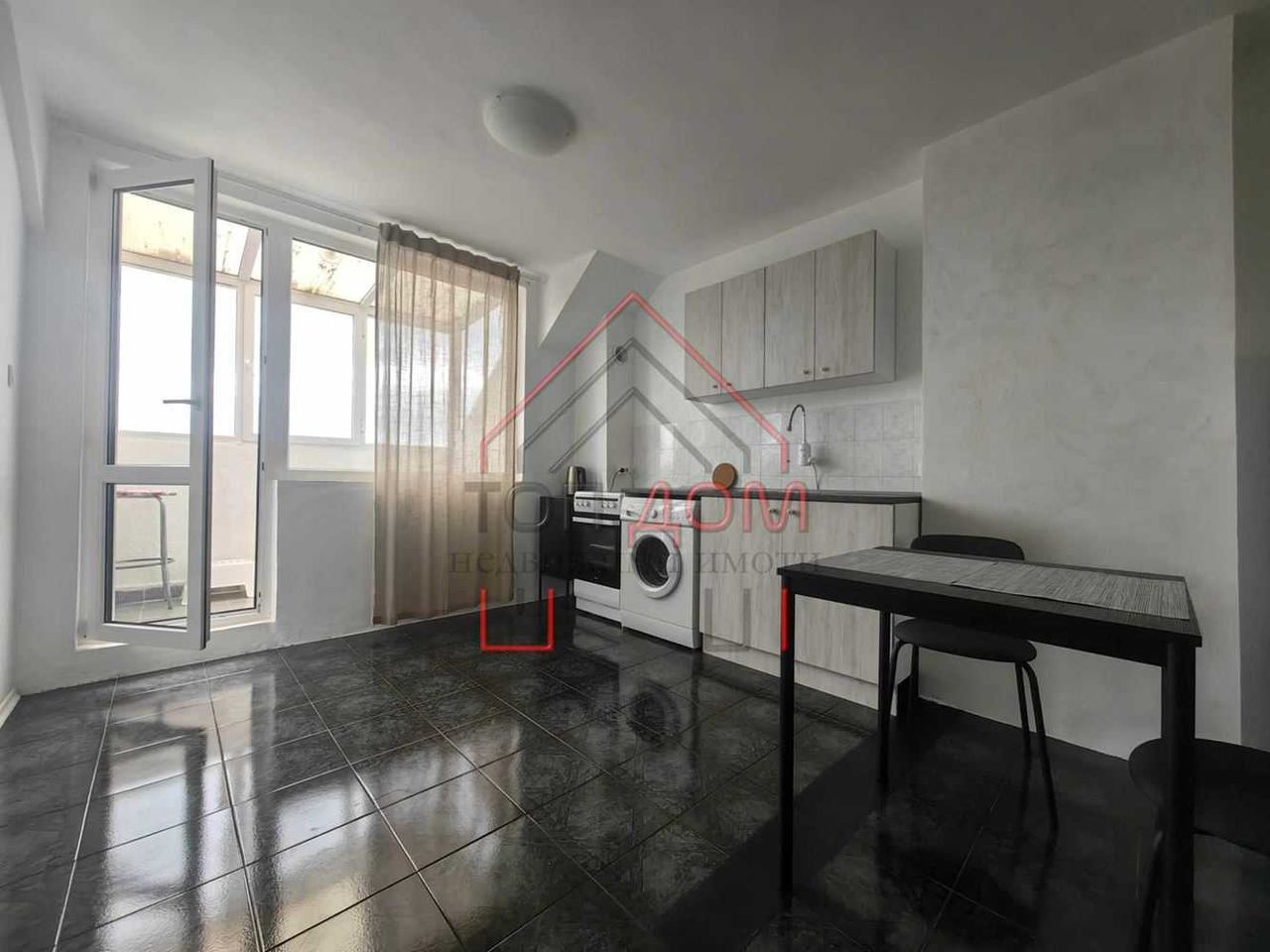 Дава се под наем Двустаен апартамент в Варна, Център - 44 кв.м за 433.5 € - Снимка #2