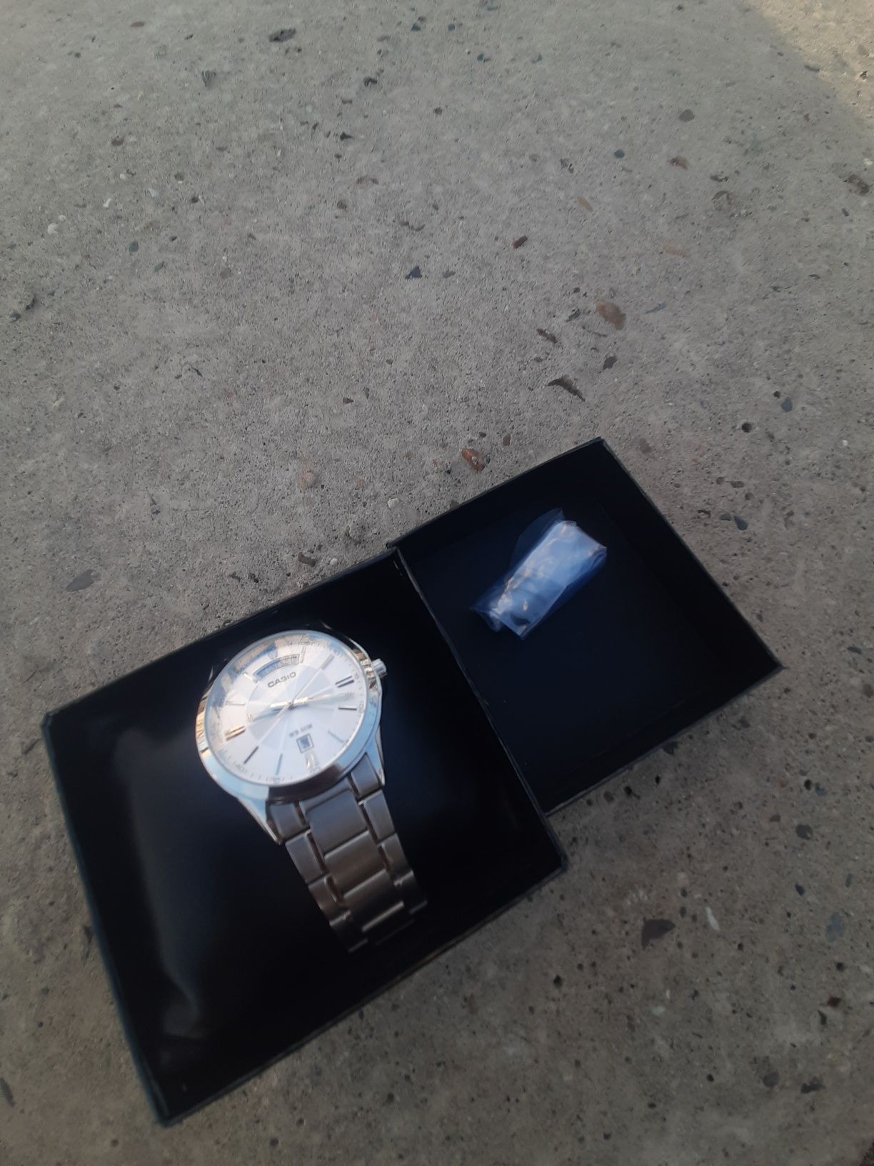 Продаю часы металлические(1)