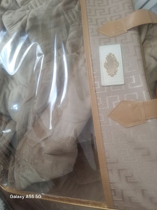 Cuvertura de pat 1.80 cm pe 2 m în stare nouă