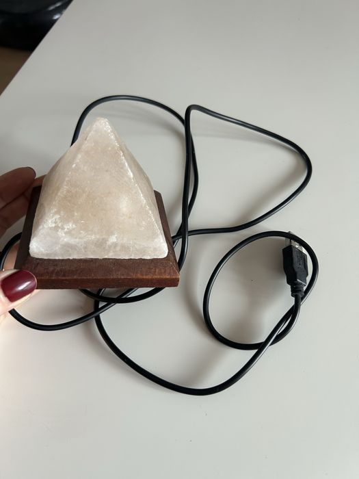Lampa piramida , de birou, din sare Himalaya