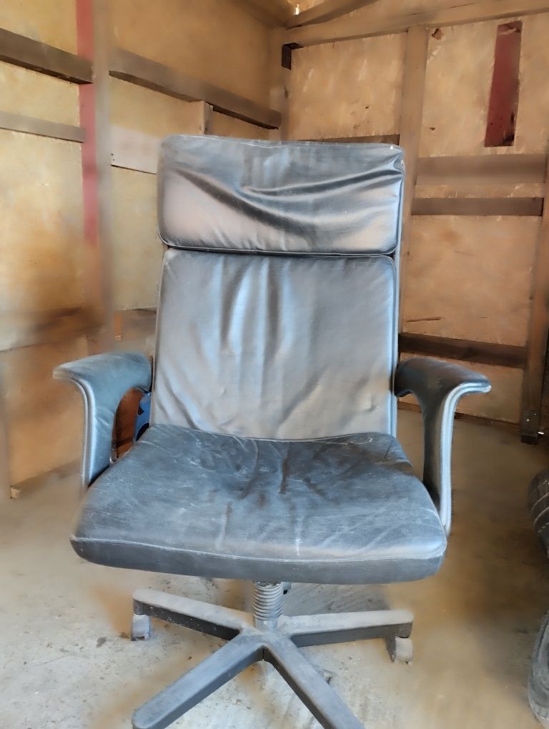 Vând 2 scaune birou