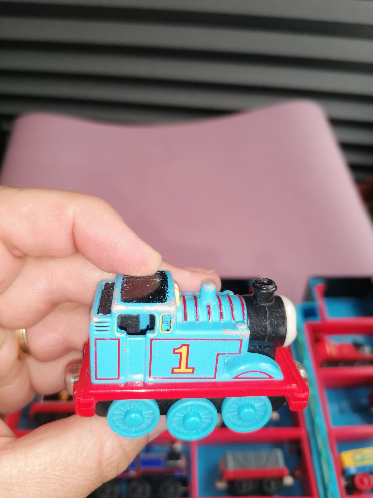 Cutie Thomas + 15 trenulețe cu magnet