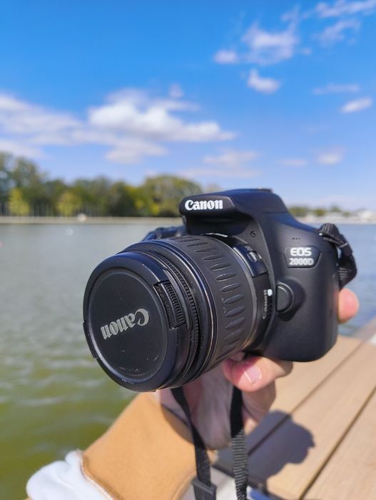 Цената е крайна ! Canon 2000D ,като нов на 7000 кадъра