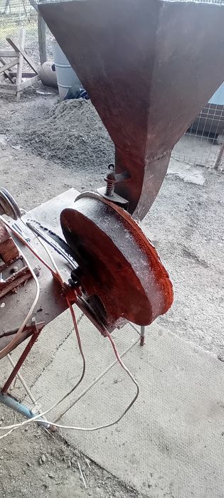 Vând moară  în stare buna