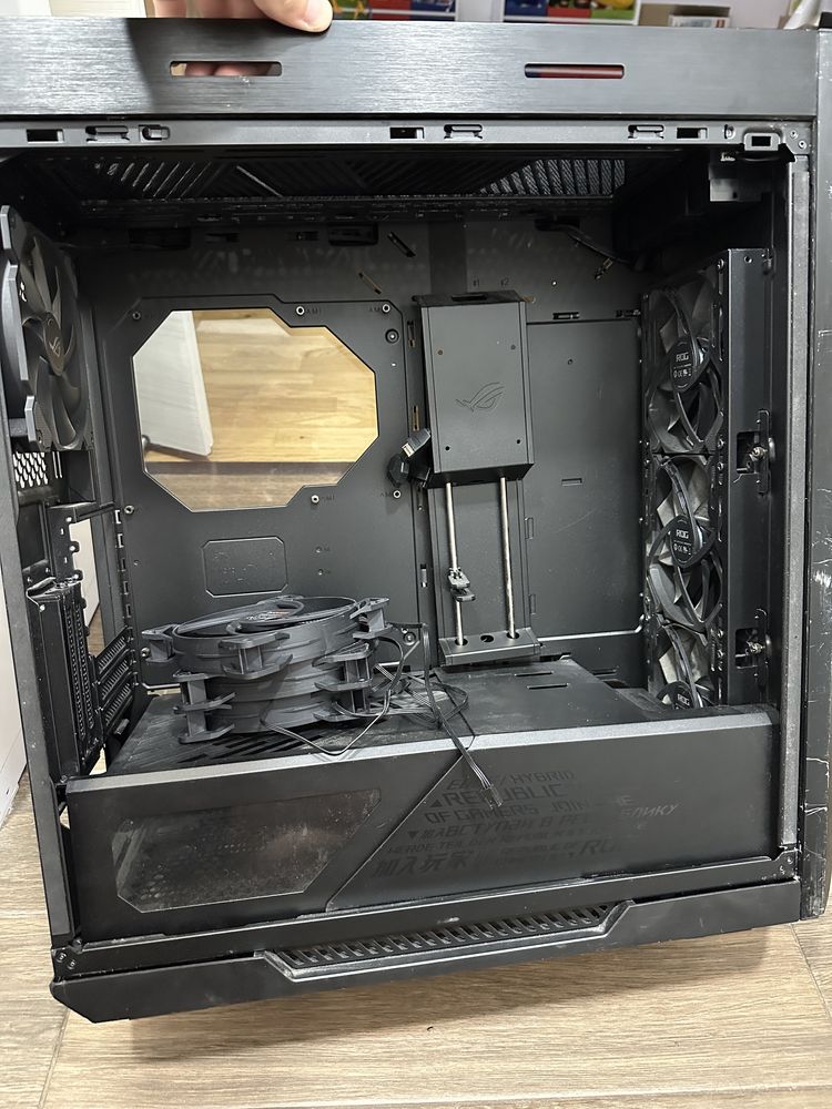 ROG Strix Helios Кутия Вертикален монтаж GPU