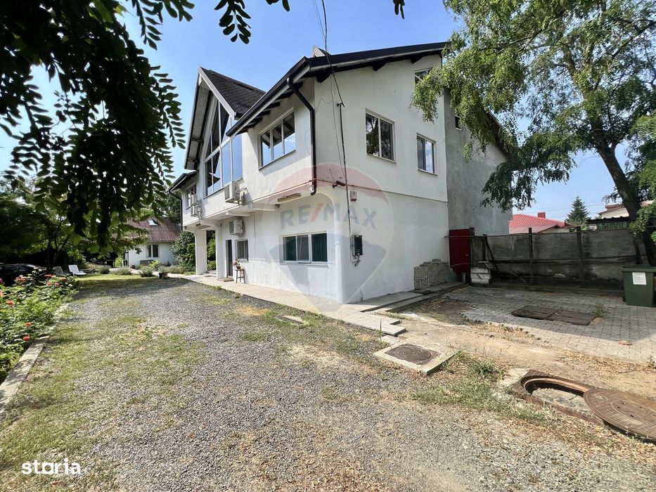 Casă atipică, spațioasă și versatilă în comuna Păsărea (Brănești)