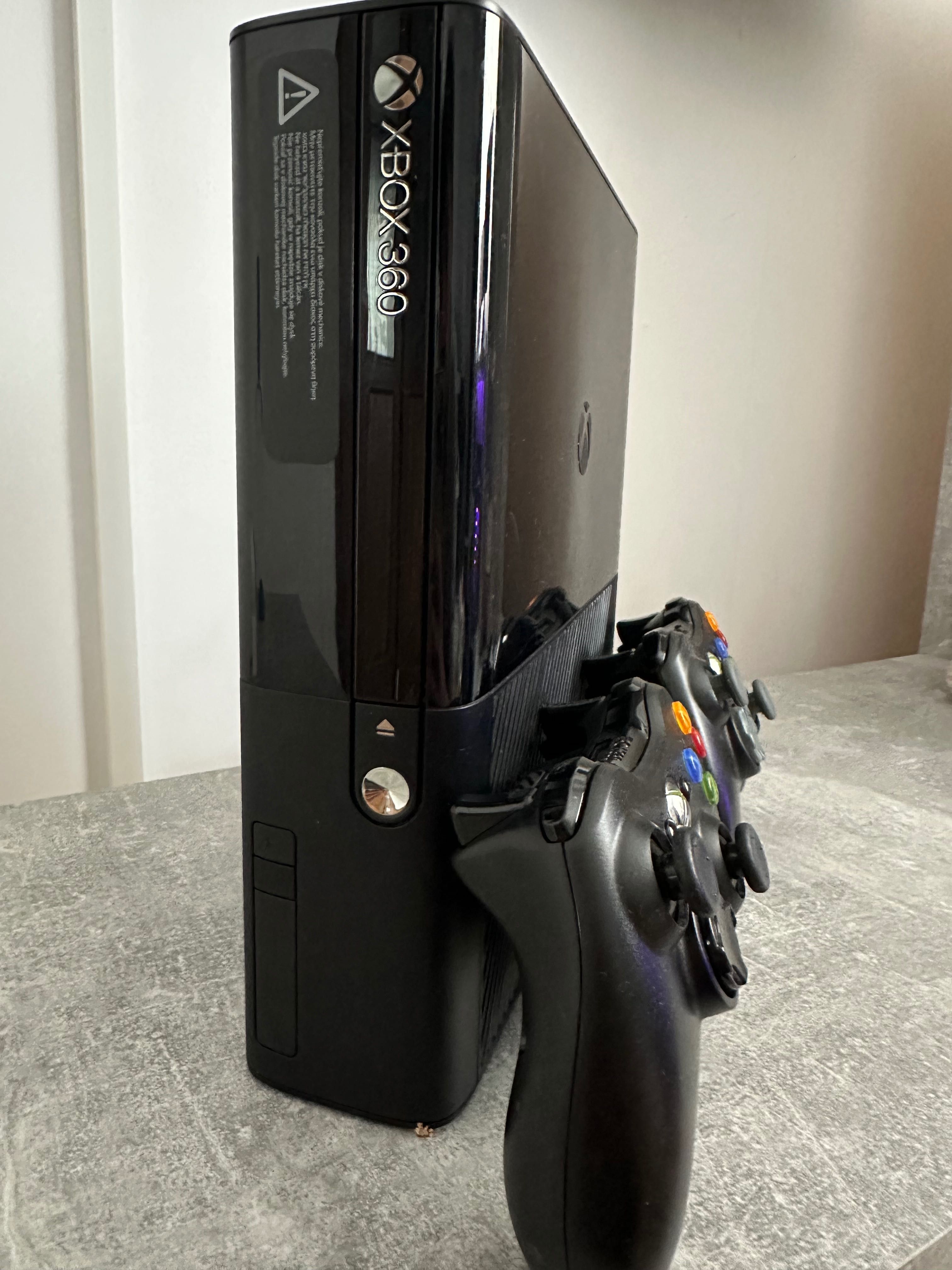Xbox 360 E 500gb - 3 jocuri - Gta 5, fifa 14, mortal kombat