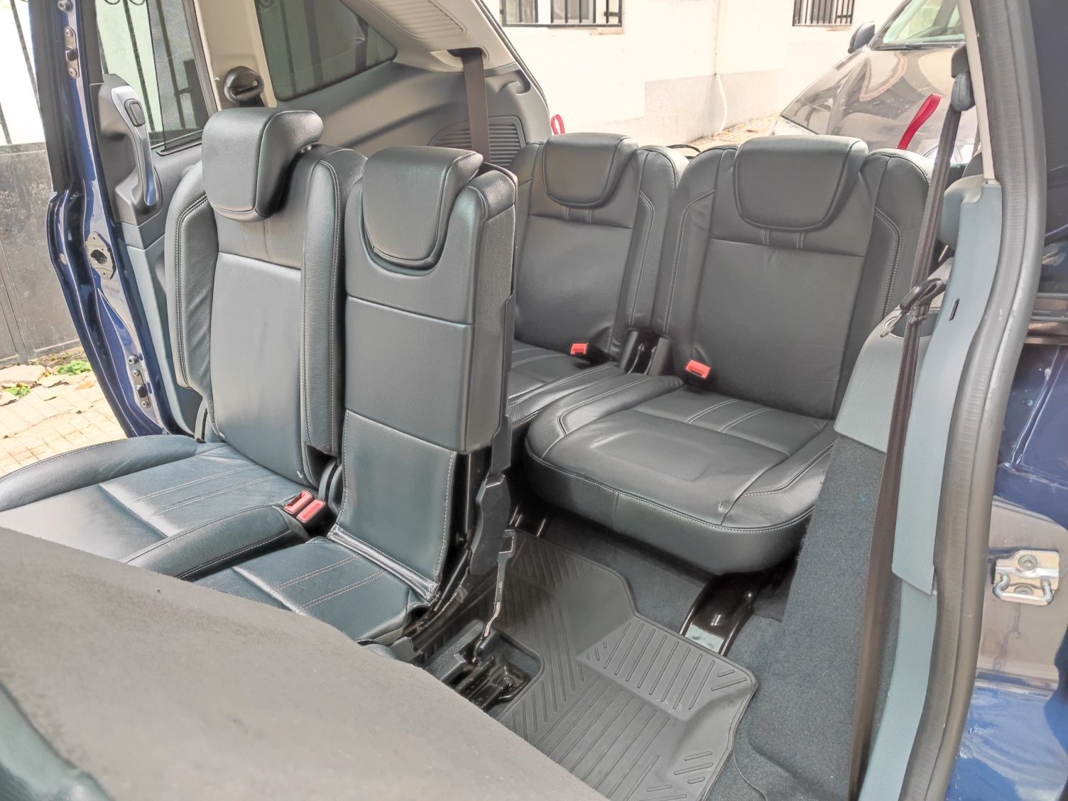 Ford Grand Cmax mini van