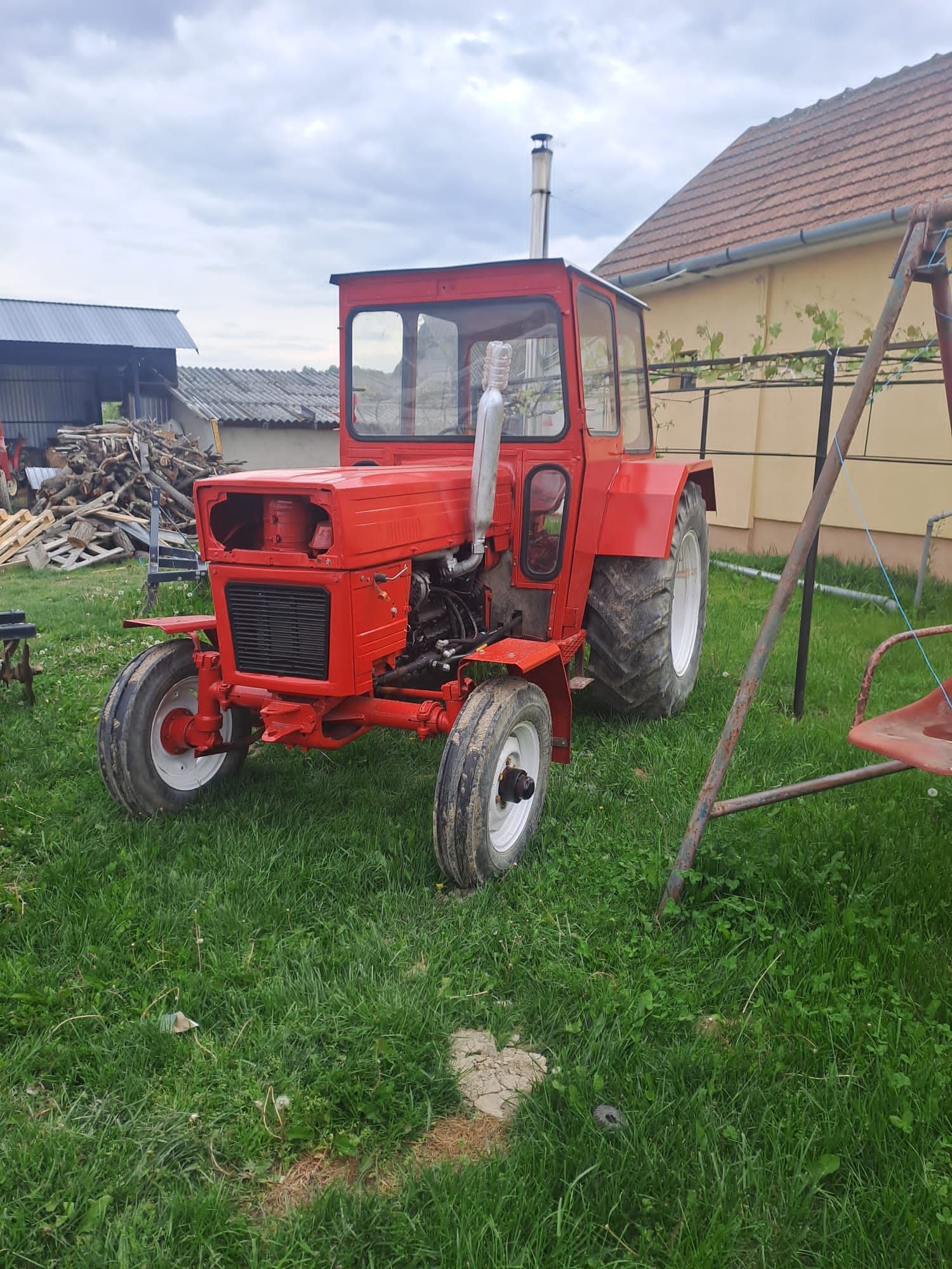 Vând tractor 550 ,mig de gunoi, și remorca basculabila