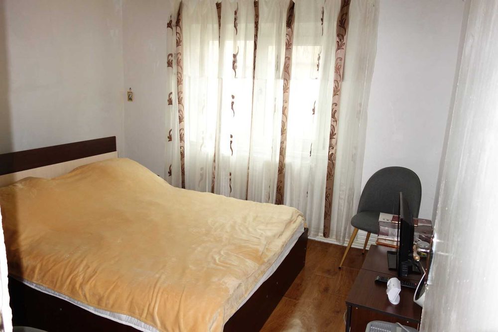 Apartament 3 camere, 2 bai, decomandat, central, langa piata