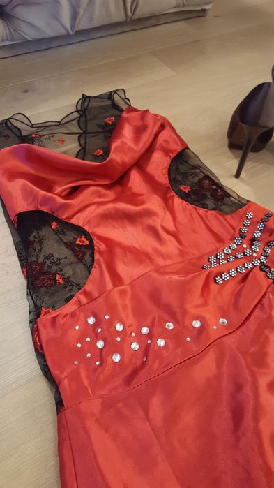 Rochie din saten rosu cu spatele din dantela!
