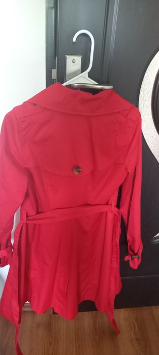 Vând  trenci mărimea 34 rosu.