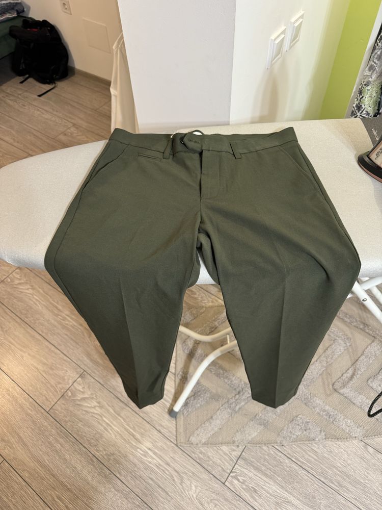 Pantaloni casual din material moale si elastic