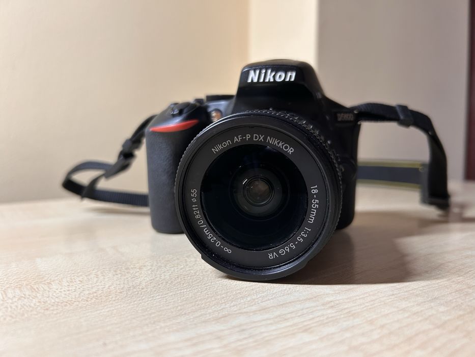 DSLR Nikon D5600 slab utilizat