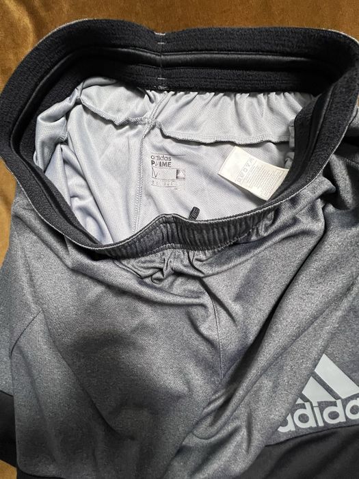 Vând pantaloni scurți adidas